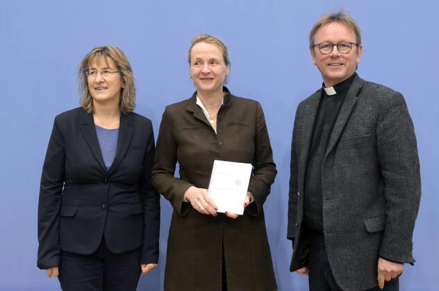 Simone Wisotzki, Anne Gidion und Karl Jüsten bei der Bundespressekonferenz zum Rüstungsexportbericht 2022 der Gemeinsamen Konferenz Kirche und Entwicklung (GKKE) im Haus der Bundespressekonferenz. Berlin, 13.12.2022