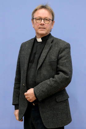 Karl Jüsten bei der Bundespressekonferenz zum Rüstungsexportbericht 2022 der Gemeinsamen Konferenz Kirche und Entwicklung (GKKE) im Haus der Bundespressekonferenz. Berlin, 13.12.2022
