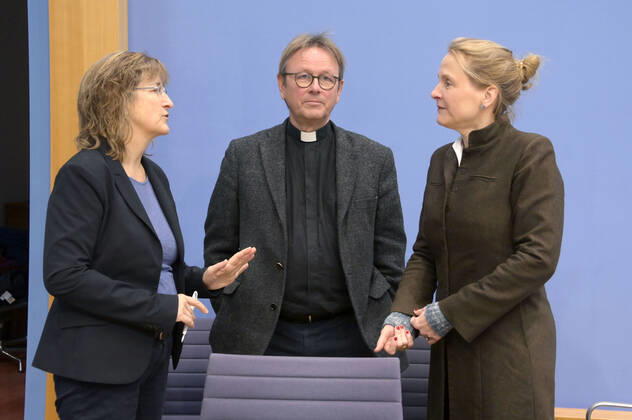 Simone Wisotzki, Anne Gidion und Karl Jüsten bei der Bundespressekonferenz zum Rüstungsexportbericht 2022 der Gemeinsamen Konferenz Kirche und Entwicklung (GKKE) im Haus der Bundespressekonferenz. Berlin, 13.12.2022