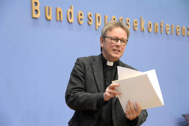 Karl Jüsten bei der Bundespressekonferenz zum Rüstungsexportbericht 2022 der Gemeinsamen Konferenz Kirche und Entwicklung (GKKE) im Haus der Bundespressekonferenz. Berlin, 13.12.2022