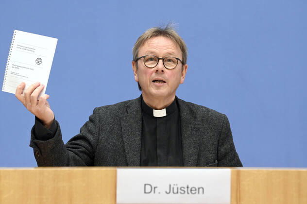 Karl Jüsten bei der Bundespressekonferenz zum Rüstungsexportbericht 2022 der Gemeinsamen Konferenz Kirche und Entwicklung (GKKE) im Haus der Bundespressekonferenz. Berlin, 13.12.2022