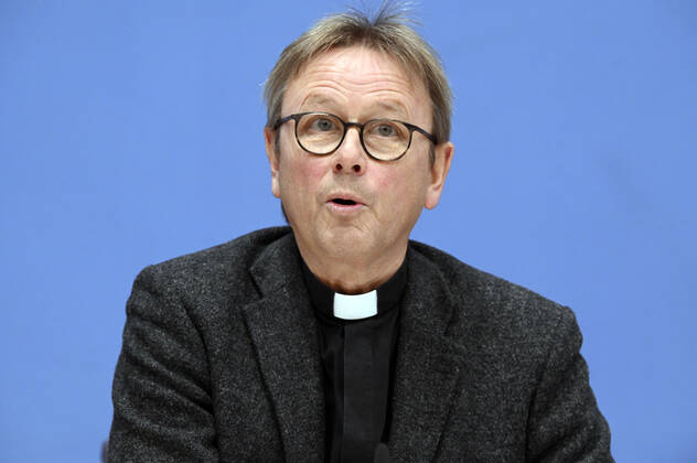 Karl Jüsten bei der Bundespressekonferenz zum Rüstungsexportbericht 2022 der Gemeinsamen Konferenz Kirche und Entwicklung (GKKE) im Haus der Bundespressekonferenz. Berlin, 13.12.2022