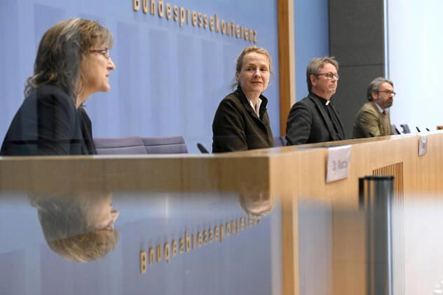 News Themen der Woche KW50 News Bilder des Tages Simone Wisotzki, Anne Gidion und Karl Jüsten bei der Bundespressekonferenz zum Rüstungsexportbericht 2022 der Gemeinsamen Konferenz Kirche und Entwicklung (GKKE) im Haus der Bundespressekonferenz. Berlin, 13.12.2022