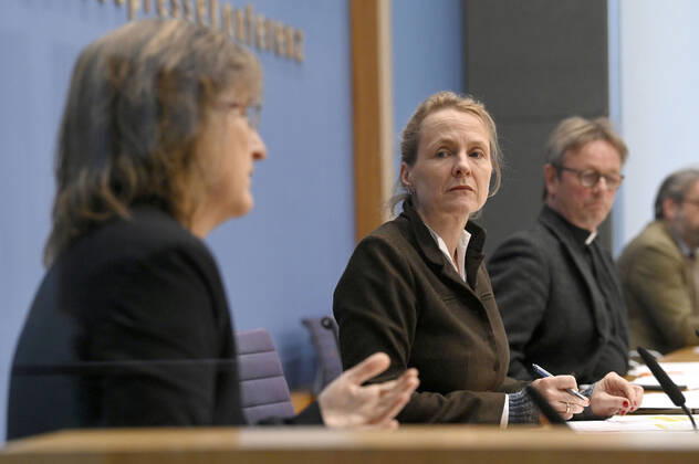 Simone Wisotzki, Anne Gidion und Karl Jüsten bei der Bundespressekonferenz zum Rüstungsexportbericht 2022 der Gemeinsamen Konferenz Kirche und Entwicklung (GKKE) im Haus der Bundespressekonferenz. Berlin, 13.12.2022