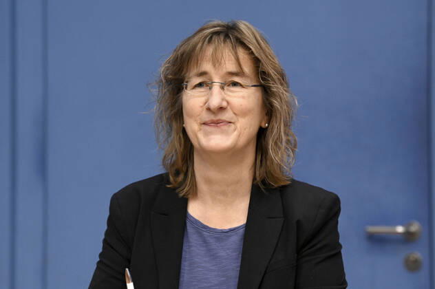 Simone Wisotzki bei der Bundespressekonferenz zum Rüstungsexportbericht 2022 der Gemeinsamen Konferenz Kirche und Entwicklung (GKKE) im Haus der Bundespressekonferenz. Berlin, 13.12.2022