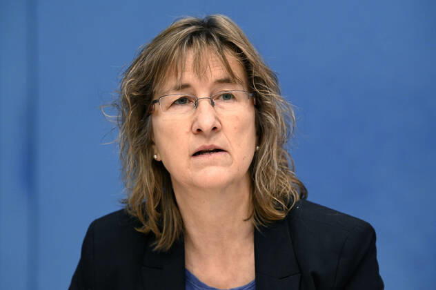 Simone Wisotzki bei der Bundespressekonferenz zum Rüstungsexportbericht 2022 der Gemeinsamen Konferenz Kirche und Entwicklung (GKKE) im Haus der Bundespressekonferenz. Berlin, 13.12.2022