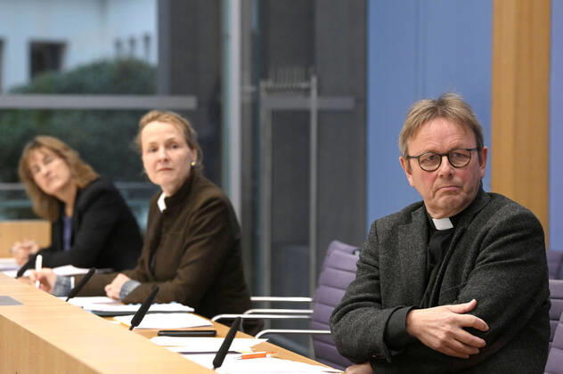 Simone Wisotzki, Anne Gidion und Karl Jüsten bei der Bundespressekonferenz zum Rüstungsexportbericht 2022 der Gemeinsamen Konferenz Kirche und Entwicklung (GKKE) im Haus der Bundespressekonferenz. Berlin, 13.12.2022