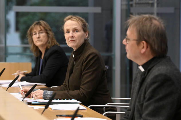Simone Wisotzki, Anne Gidion und Karl Jüsten bei der Bundespressekonferenz zum Rüstungsexportbericht 2022 der Gemeinsamen Konferenz Kirche und Entwicklung (GKKE) im Haus der Bundespressekonferenz. Berlin, 13.12.2022