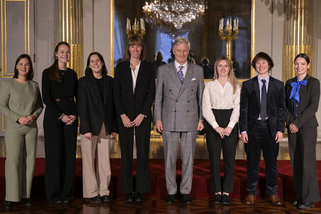 Entertainment Themen der Woche KW50 Entertainment Bilder des Tages King Philippe - Filip of Belgium poses for the photographer with the winners during the award ceremony of the 2022 edition of the Belgodyssee prize for young journalists, at the Royal Palace in Brussels, Tuesday 13 December 2022. The contest is an initiative of the Prince Philippe Fund, the VRT and the RTBF, in collaboration with Metro and L Avenir, and with the support of the Chancellery of the Prime Minister and Brussels Airlines.  LAURIExDIEFFEMBACQ 55996763