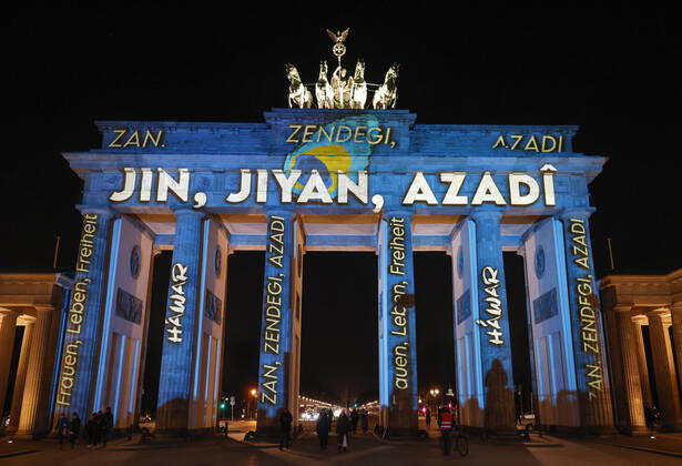 Bilder des Jahres 2022, News 12 Dezember News Themen der Woche KW50 News Bilder des Tages Frau - Leben - Freiheit Berlin, 13.12.2022 - Veranstaltet von der Menschenrechtsorganisation HÁWAR.help und aus Solidaritaet mit den Protesten im Iran wird das Brandenburger Tor mit dem Schriftzuegen Jin – Jiyan – Azadi (kurdisch), und Zan – Zendegi – Azadi (Persisch) sowie auf Deutsch «Frau – Leben – Freiheit angestrahlt. Berlin Berlin Deutschland