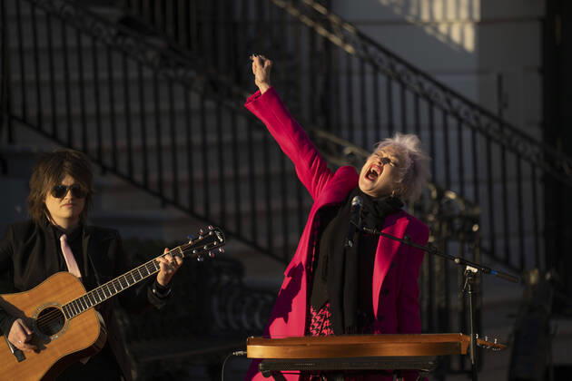 Bilder des Jahres 2022, Entertainment 12 Dezember Entertainment Themen der Woche KW50 Entertainment Bilder des Tages Singer Cyndi Lauper and guitarist Alex Nolan perform in a ceremony with US President Joe Biden to sign the Respect for Marriage Act on the South Lawn of the White House in Washington, DC on December 13, 2022. Copyright: xPoolxviaxCNPx MediaPunchx