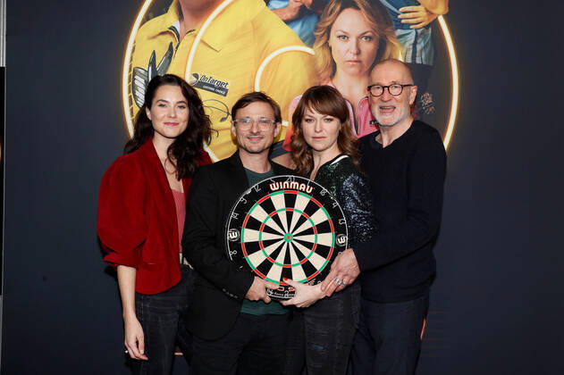 Bilder des Jahres 2022, Entertainment 12 Dezember Entertainment Themen der Woche KW50 Entertainment Bilder des Tages Premiere der zweiten Staffel von Die Wespe Katia Fellin, Florian Lukas, Lisa Wagner und Peter Lohmeyer auf dem roten Teppich bei der Premiere der zweiten Staffel von Die Wespe in der Astor Film Lounge in Berlin. Copyright: xEventpressxGolejewskix