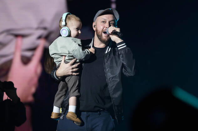 Matt Simons mit Sohn Beck live bei der Night of the Proms 2022 in der Messehalle. Erfurt, 13.12.2022