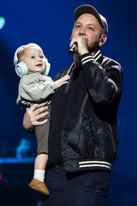 Matt Simons mit Sohn Beck live bei der Night of the Proms 2022 in der Messehalle. Erfurt, 13.12.2022