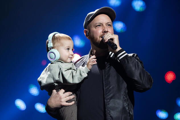 Matt Simons mit Sohn Beck live bei der Night of the Proms 2022 in der Messehalle. Erfurt, 13.12.2022
