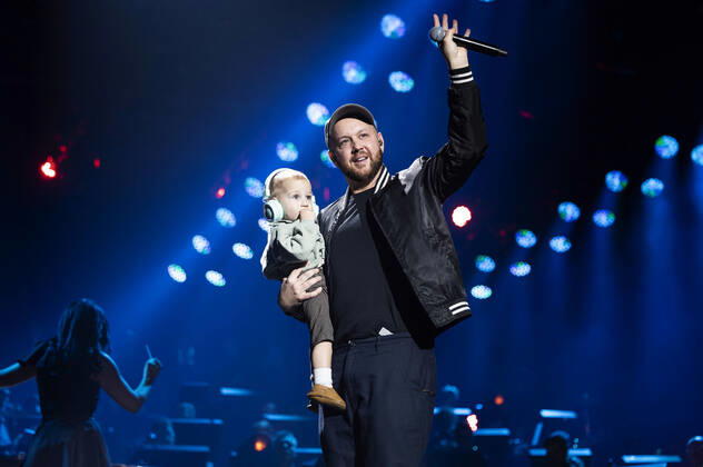 Matt Simons mit Sohn Beck live bei der Night of the Proms 2022 in der Messehalle. Erfurt, 13.12.2022