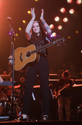Night of the Proms 2022 13.12.2022, Erfurt, Messehalle, Night of the Proms 2022 Das Antwerp Philharmonic Orchestra und der Chor Fine Fleur unter Leitung der Dirigentin Alexandra Arrieche begleiten die Stars im Bild: Amy Macdonald