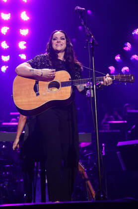 Night of the Proms 2022 13.12.2022, Erfurt, Messehalle, Night of the Proms 2022 Das Antwerp Philharmonic Orchestra und der Chor Fine Fleur unter Leitung der Dirigentin Alexandra Arrieche begleiten die Stars im Bild: Amy Macdonald