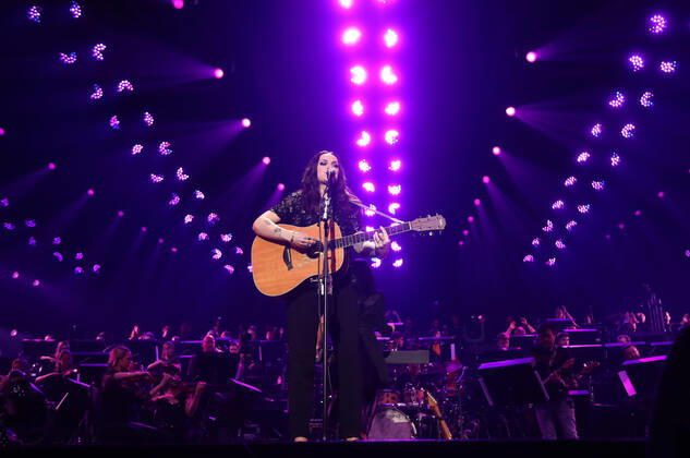 Night of the Proms 2022 13.12.2022, Erfurt, Messehalle, Night of the Proms 2022 Das Antwerp Philharmonic Orchestra und der Chor Fine Fleur unter Leitung der Dirigentin Alexandra Arrieche begleiten die Stars im Bild: Amy Macdonald