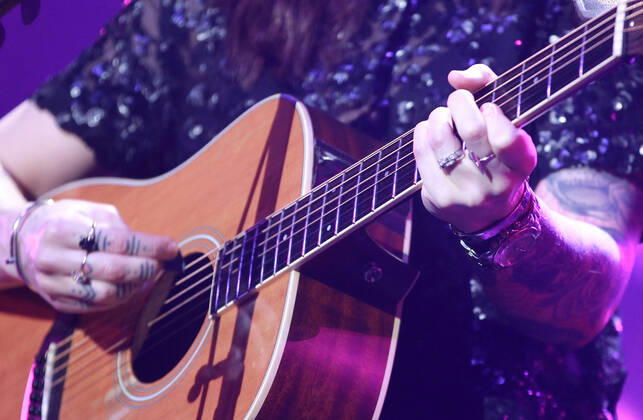 Night of the Proms 2022 13.12.2022, Erfurt, Messehalle, Night of the Proms 2022 Das Antwerp Philharmonic Orchestra und der Chor Fine Fleur unter Leitung der Dirigentin Alexandra Arrieche begleiten die Stars im Bild: Amy Macdonald spielt Gitarre