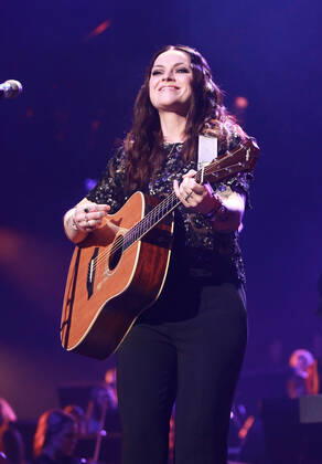 Night of the Proms 2022 13.12.2022, Erfurt, Messehalle, Night of the Proms 2022 Das Antwerp Philharmonic Orchestra und der Chor Fine Fleur unter Leitung der Dirigentin Alexandra Arrieche begleiten die Stars im Bild: Amy Macdonald