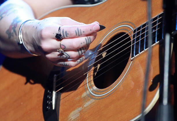 Night of the Proms 2022 13.12.2022, Erfurt, Messehalle, Night of the Proms 2022 Das Antwerp Philharmonic Orchestra und der Chor Fine Fleur unter Leitung der Dirigentin Alexandra Arrieche begleiten die Stars im Bild: Amy Macdonald - Hand an der Gitarre