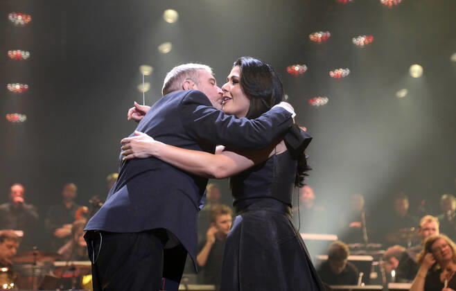 Night of the Proms 2022 13.12.2022, Erfurt, Messehalle, Night of the Proms 2022 Das Antwerp Philharmonic Orchestra und der Chor Fine Fleur unter Leitung der Dirigentin Alexandra Arrieche begleiten die Stars im Bild: John Miles Jr. und Dirigentin Alexandra Arrieche