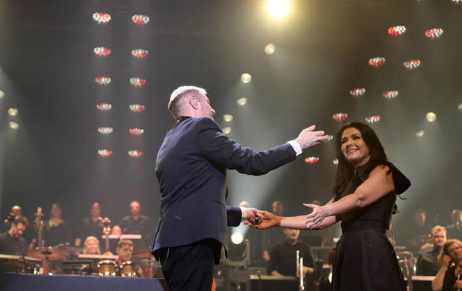 Night of the Proms 2022 13.12.2022, Erfurt, Messehalle, Night of the Proms 2022 Das Antwerp Philharmonic Orchestra und der Chor Fine Fleur unter Leitung der Dirigentin Alexandra Arrieche begleiten die Stars im Bild: John Miles Jr. und Dirigentin Alexandra Arrieche