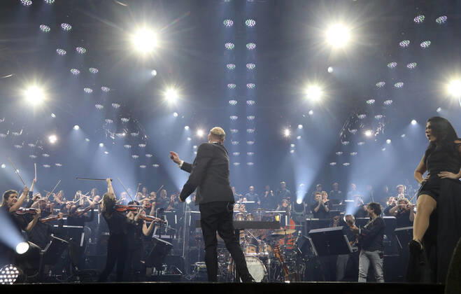 Night of the Proms 2022 13.12.2022, Erfurt, Messehalle, Night of the Proms 2022 Das Antwerp Philharmonic Orchestra und der Chor Fine Fleur unter Leitung der Dirigentin Alexandra Arrieche begleiten die Stars im Bild: John Miles Jr. dirigiert, rechts Dirigentin Alexandra Arrieche