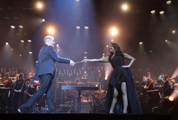 Night of the Proms 2022 13.12.2022, Erfurt, Messehalle, Night of the Proms 2022 Das Antwerp Philharmonic Orchestra und der Chor Fine Fleur unter Leitung der Dirigentin Alexandra Arrieche begleiten die Stars im Bild: John Miles Jr. und Dirigentin Alexandra Arrieche