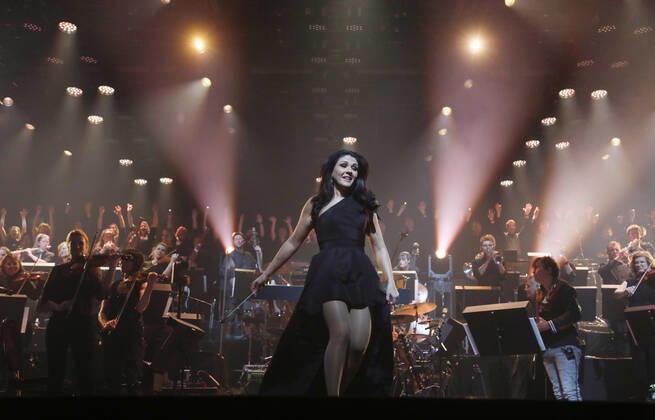 Night of the Proms 2022 13.12.2022, Erfurt, Messehalle, Night of the Proms 2022 Das Antwerp Philharmonic Orchestra und der Chor Fine Fleur unter Leitung der Dirigentin Alexandra Arrieche begleiten die Stars im Bild: Dirigentin Alexandra Arrieche