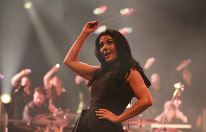 Night of the Proms 2022 13.12.2022, Erfurt, Messehalle, Night of the Proms 2022 Das Antwerp Philharmonic Orchestra und der Chor Fine Fleur unter Leitung der Dirigentin Alexandra Arrieche begleiten die Stars im Bild: Dirigentin Alexandra Arrieche