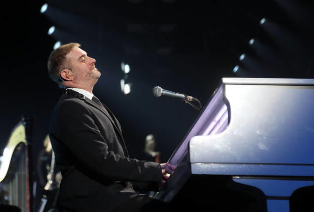 Night of the Proms 2022 13.12.2022, Erfurt, Messehalle, Night of the Proms 2022 Das Antwerp Philharmonic Orchestra und der Chor Fine Fleur unter Leitung der Dirigentin Alexandra Arrieche begleiten die Stars im Bild: John Miles Jr.