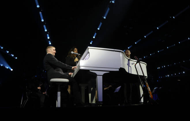 Night of the Proms 2022 13.12.2022, Erfurt, Messehalle, Night of the Proms 2022 Das Antwerp Philharmonic Orchestra und der Chor Fine Fleur unter Leitung der Dirigentin Alexandra Arrieche begleiten die Stars im Bild: John Miles Jr.