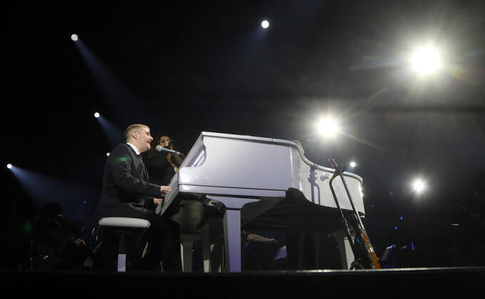 Night of the Proms 2022 13.12.2022, Erfurt, Messehalle, Night of the Proms 2022 Das Antwerp Philharmonic Orchestra und der Chor Fine Fleur unter Leitung der Dirigentin Alexandra Arrieche begleiten die Stars im Bild: John Miles Jr.