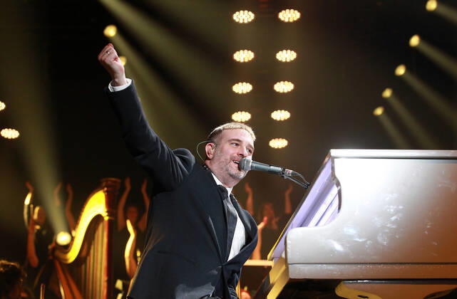 Night of the Proms 2022 13.12.2022, Erfurt, Messehalle, Night of the Proms 2022 Das Antwerp Philharmonic Orchestra und der Chor Fine Fleur unter Leitung der Dirigentin Alexandra Arrieche begleiten die Stars im Bild: John Miles Jr.
