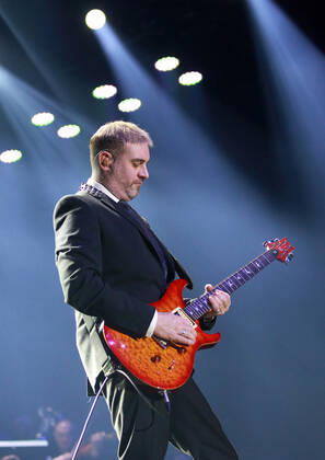 Night of the Proms 2022 13.12.2022, Erfurt, Messehalle, Night of the Proms 2022 Das Antwerp Philharmonic Orchestra und der Chor Fine Fleur unter Leitung der Dirigentin Alexandra Arrieche begleiten die Stars im Bild: John Miles Jr.