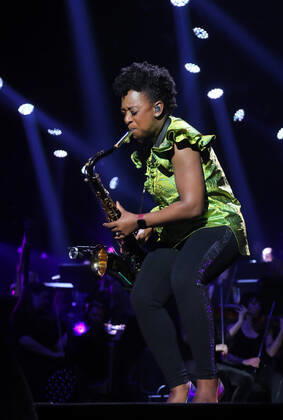 Night of the Proms 2022 13.12.2022, Erfurt, Messehalle, Night of the Proms 2022 Das Antwerp Philharmonic Orchestra und der Chor Fine Fleur unter Leitung der Dirigentin Alexandra Arrieche begleiten die Stars im Bild: Saxofonistin YolanDa Brown