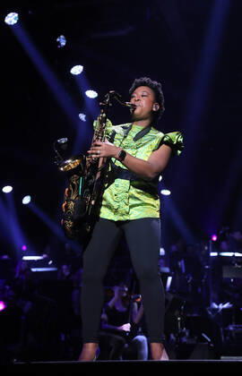 Night of the Proms 2022 13.12.2022, Erfurt, Messehalle, Night of the Proms 2022 Das Antwerp Philharmonic Orchestra und der Chor Fine Fleur unter Leitung der Dirigentin Alexandra Arrieche begleiten die Stars im Bild: Saxofonistin YolanDa Brown