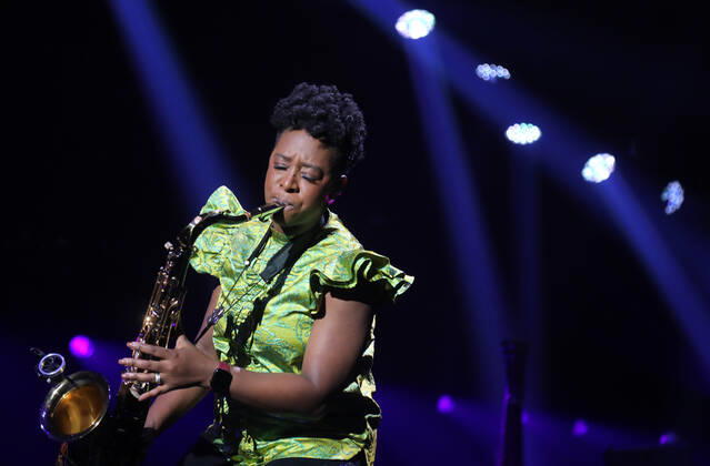 Night of the Proms 2022 13.12.2022, Erfurt, Messehalle, Night of the Proms 2022 Das Antwerp Philharmonic Orchestra und der Chor Fine Fleur unter Leitung der Dirigentin Alexandra Arrieche begleiten die Stars im Bild: Saxofonistin YolanDa Brown