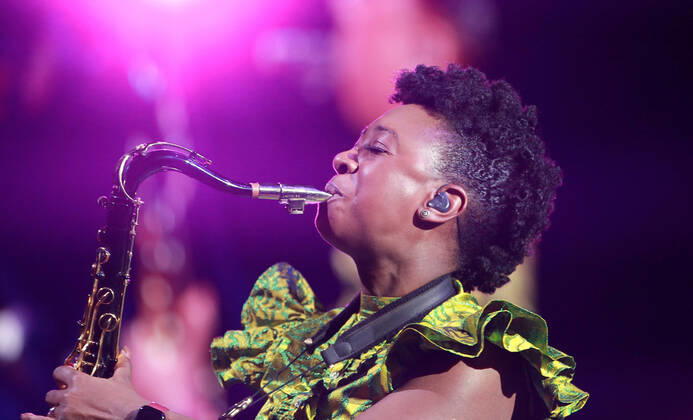 Night of the Proms 2022 13.12.2022, Erfurt, Messehalle, Night of the Proms 2022 Das Antwerp Philharmonic Orchestra und der Chor Fine Fleur unter Leitung der Dirigentin Alexandra Arrieche begleiten die Stars im Bild: Saxofonistin YolanDa Brown