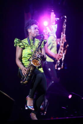 Night of the Proms 2022 13.12.2022, Erfurt, Messehalle, Night of the Proms 2022 Das Antwerp Philharmonic Orchestra und der Chor Fine Fleur unter Leitung der Dirigentin Alexandra Arrieche begleiten die Stars im Bild: Saxofonistin YolanDa Brown