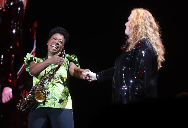 Night of the Proms 2022 13.12.2022, Erfurt, Messehalle, Night of the Proms 2022 Das Antwerp Philharmonic Orchestra und der Chor Fine Fleur unter Leitung der Dirigentin Alexandra Arrieche begleiten die Stars im Bild: Saxofonistin YolanDa Brown und Carol Decker