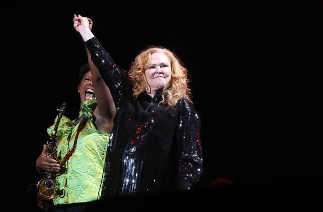 Night of the Proms 2022 13.12.2022, Erfurt, Messehalle, Night of the Proms 2022 Das Antwerp Philharmonic Orchestra und der Chor Fine Fleur unter Leitung der Dirigentin Alexandra Arrieche begleiten die Stars im Bild: Saxofonistin YolanDa Brown und Carol Decker