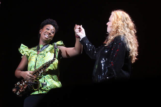 Night of the Proms 2022 13.12.2022, Erfurt, Messehalle, Night of the Proms 2022 Das Antwerp Philharmonic Orchestra und der Chor Fine Fleur unter Leitung der Dirigentin Alexandra Arrieche begleiten die Stars im Bild: Saxofonistin YolanDa Brown und Carol Decker