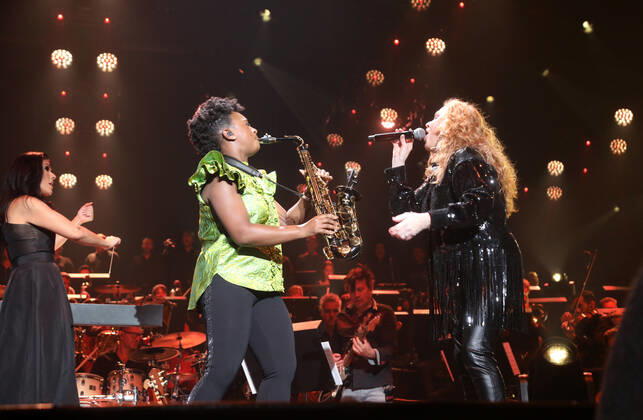 Night of the Proms 2022 13.12.2022, Erfurt, Messehalle, Night of the Proms 2022 Das Antwerp Philharmonic Orchestra und der Chor Fine Fleur unter Leitung der Dirigentin Alexandra Arrieche begleiten die Stars im Bild: Saxofonistin YolanDa Brown und Carol Decker