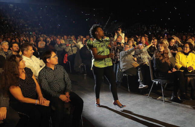 Night of the Proms 2022 13.12.2022, Erfurt, Messehalle, Night of the Proms 2022 Das Antwerp Philharmonic Orchestra und der Chor Fine Fleur unter Leitung der Dirigentin Alexandra Arrieche begleiten die Stars im Bild: Saxofonistin YolanDa Brown