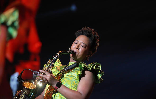 Night of the Proms 2022 13.12.2022, Erfurt, Messehalle, Night of the Proms 2022 Das Antwerp Philharmonic Orchestra und der Chor Fine Fleur unter Leitung der Dirigentin Alexandra Arrieche begleiten die Stars im Bild: Saxofonistin YolanDa Brown