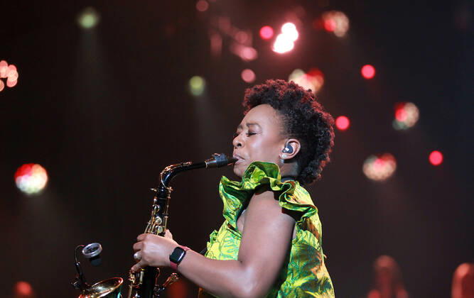 Night of the Proms 2022 13.12.2022, Erfurt, Messehalle, Night of the Proms 2022 Das Antwerp Philharmonic Orchestra und der Chor Fine Fleur unter Leitung der Dirigentin Alexandra Arrieche begleiten die Stars im Bild: Saxofonistin YolanDa Brown