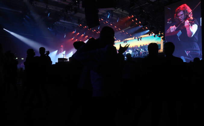 Night of the Proms 2022 13.12.2022, Erfurt, Messehalle, Night of the Proms 2022 Das Antwerp Philharmonic Orchestra und der Chor Fine Fleur unter Leitung der Dirigentin Alexandra Arrieche begleiten die Stars im Bild: Besucher Konzertgaeste tanzen vor und neben der Buehne